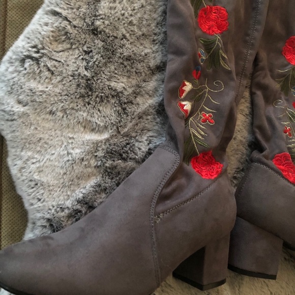 NWT Grey Floral Embroidered Classy & Trendy Boots - Picture 13 of 15